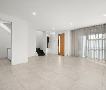 1/3 Alexander Street, Avondale Heights VIC 3034 - Photo 3