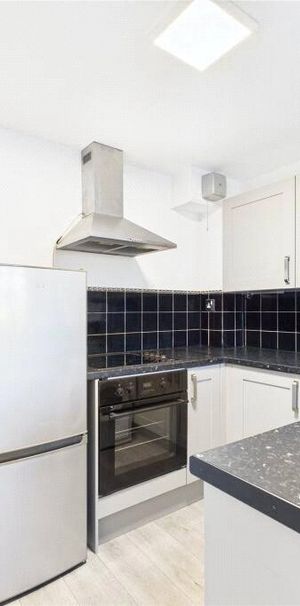 Shellfield Close, Staines-Upon-Thames Shellfield Close, Staines-Upon-Thames - Photo 1