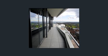 Light filled and overly spacious! - Photo 3