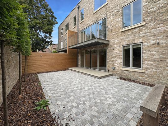 Tucked discreetly away from one of Cambridge’s most distinguished roads lies an exclusive collection of just six newly built residences, each crafted with meticulous attention to detail. - Photo 1