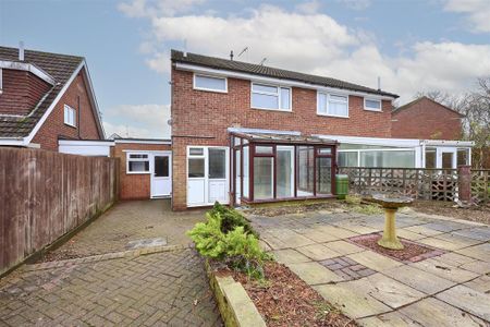 3 bedroom semi-detached house to rent - Photo 3