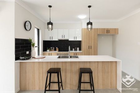 FOUR BEDROOM 2 BATHROOM TOWNHOUSE WITH SINGLE LOCK UP GARAGE & COVERED CARPORT - Photo 2