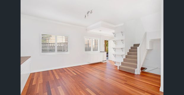 Stylish 4-Bedroom Townhouse in Maroubra - Photo 1
