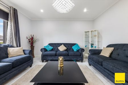 East-Facing Residence Combining Modern Comfort, Seamless Convenience & Timeless Style in Thornhill Park - Photo 2