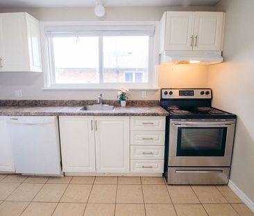 ** NEWLY RENOVATED ** 3 BEDROOM UNIT IN HAMILTON !! - Photo 1