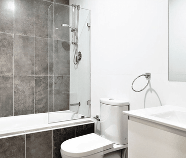 Spacious 2 Bed + Study Townhouse With An Oversized Courtyard - Photo 4