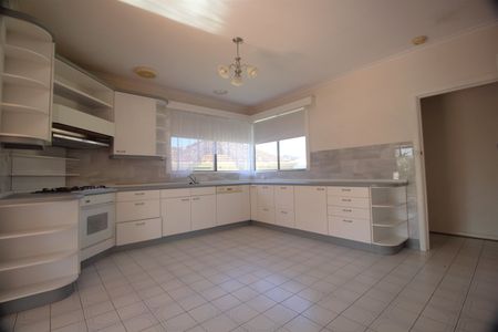 SPACIOUS FAMILY HOME WITH CITY VIEWS - Photo 3