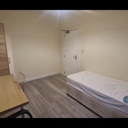 1 bedroom in a house share to rent - Photo 4