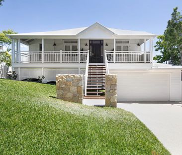 STUNNING QUEENSLANDER WITH CBD VIEWS AND REFINED INTERIOR - Photo 3