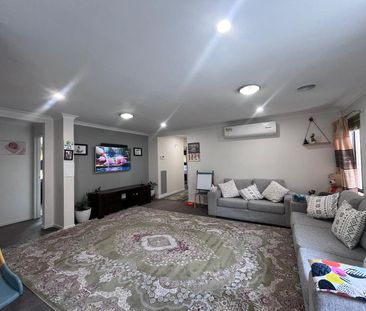 Family-Friendly Home with Modern Kitchen and Secure Parking - Photo 3