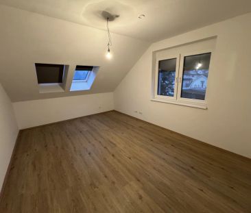 GROßZÜGIGE 4-ZIMMER DACHGESCHOSSWOHNUNG MIT BALKON! SOFORT VERFÜGBAR! - Photo 4