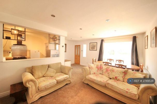 1 bedroom in a house share to rent - Photo 1