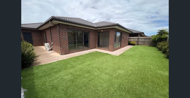 Modern Four-Bedroom Home in Aintree! - Photo 1