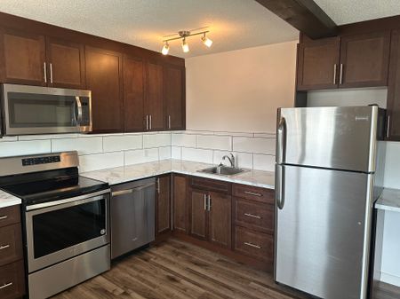 2 Bedroom Condo For Rent In Hillhurst. Heat & Water Included. - Photo 4