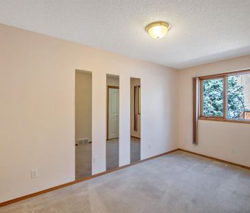 5 Br Family Home In Arbour Lake W/ Triple Garage And Private Lake A... - Photo 6