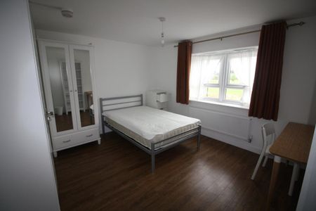 4 bedroom semi-detached house to rent - Photo 2