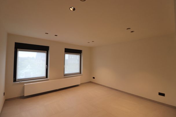 Gerenoveerde loft (2de en 3de verdieping) met terras (ca 28 m²), garage en fietsenberging. - Photo 1