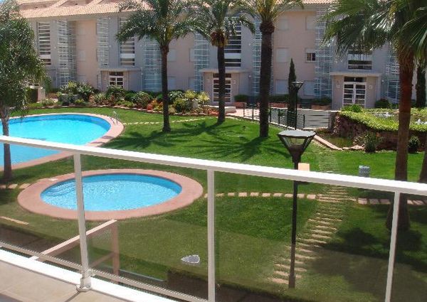 For long-term rent: apartment in Javea, Golden Garden urbanization, with 2 bedrooms and a pool.