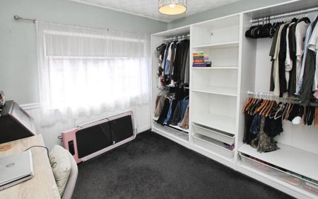 A great opportunity to rent a well presented three bedroom house in Kingswood, with allocated parking, a garage and a private garden. If you are a couple or a small family then this could be the property for you. Please contact us for more details.. - Photo 2