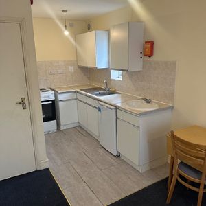 Studio Flat, Station Road, N11 - Photo 2