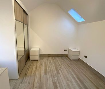 £800 PCM, Newly Refurbished One Bedroom Coach House with Small Gard... - Photo 3