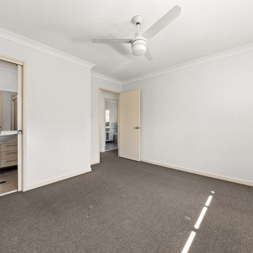 Boutique Townhouse in Convenient Location - Photo 1