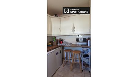 Room for rent in 2-bedroom house in Ballygall, Dublin - Photo 5
