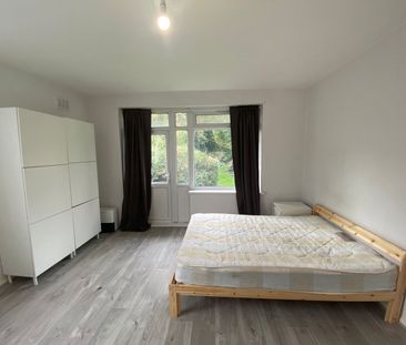 Room in a Shared Flat, Rowan Court, SE12 - Photo 3