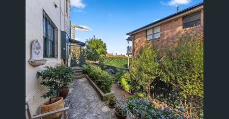 Stylish Ground-Floor Courtyard Apartment in the Heart of Balmain - Photo 3