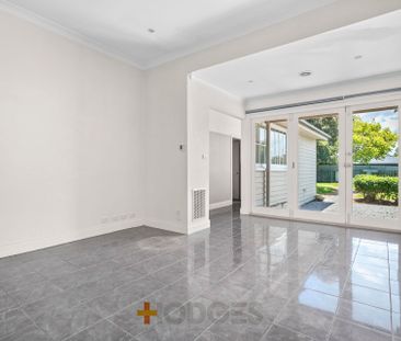 Stylish Californian Looking Into The Sun - Photo 5