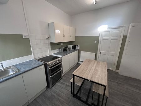 2 bedroom terraced house to rent - Photo 2