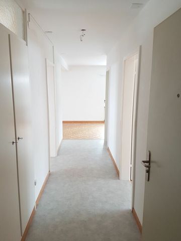 Preisgünstige 4.5 Zimmer Wohnung mit moderner offener Küche - Photo 2