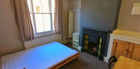 1 bedroom in a house share to rent - Photo 2