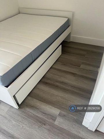 1 bedroom in a flat share to rent - Photo 3