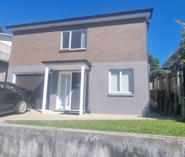 3 bedroom in Totara Vale - Photo 1