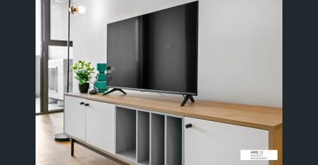 Expansive FURNISHED 2 bedroom & 2 bathroom apartment in the heart of Maribyrnong - Photo 2