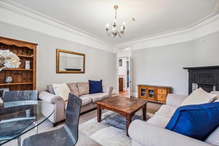 3 bedroom flat to rent - Photo 4