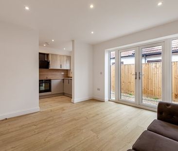 Upper Road, Kennington - Photo 1