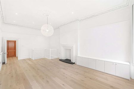 A spacious four bedroom duplex situated on the ground and lower ground floors of a period building at Lancaster Gate - Photo 2