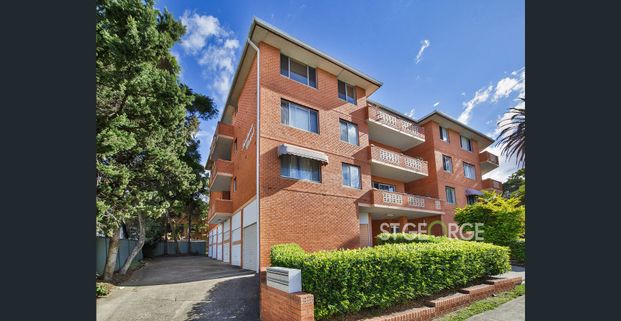 Facing Connelly Street - 300 meters to Penshurst station and shops - Photo 1