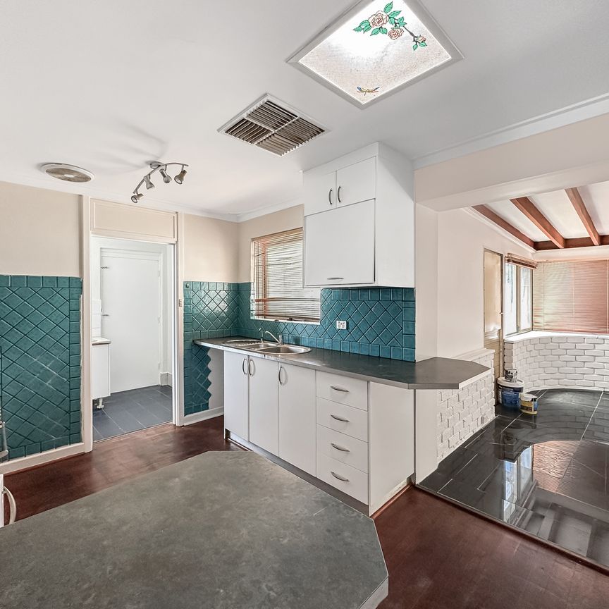 Spacious 3-Bedroom Home in Prime Kelmscott Location! - Photo 1