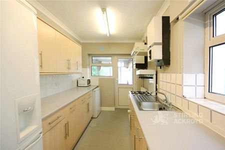 5 bedroom semi-detached house to rent - Photo 4