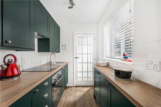 A recently renovated, light and modern terraced Victorian house situated in the desirable location of Jericho. - Photo 1