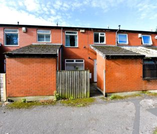 3 bedroom House in St Johns Close, Leeds - Photo 2