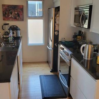 Renovated, Furnished 1 bedroom apartment in Fairview - Photo 4