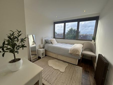 Single room in bright, peaceful, newly decorated home. - Photo 4