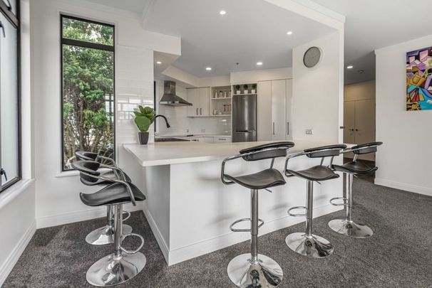 Lifestyle at the Banks!! - Photo 1