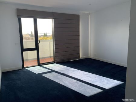 Perfectly located in Ascot Vale - Photo 3