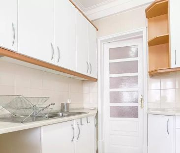 5-bedroom apartment for rent in Lisbon, professionals only - Photo 3