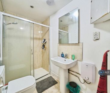 4 bedroom flat to rent - Photo 3